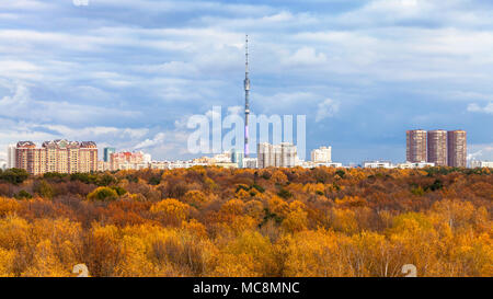 Vue panoramique sur Timiryazevskiy urbain park et tour de télévision Ostankino, dans la ville de Moscou à l'automne Banque D'Images