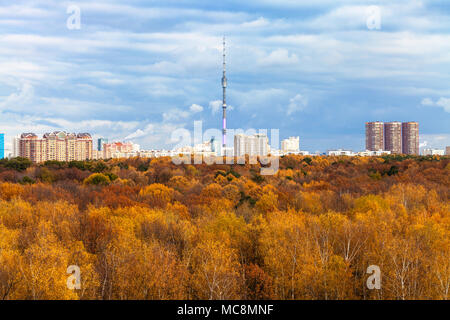 Voir ci-dessus des Timiryazevskiy urbain park et tour de télévision Ostankinskaya dans la ville de Moscou à l'automne Banque D'Images