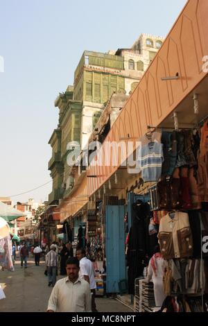 Les étals du marché et les magasins sous la Maison Corail vert Noorwali dans Al-Balad, le quartier historique de Jeddah, Arabie Saoudite Banque D'Images