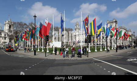 Drapeaux de pays du Commonwealth en volant la place du Parlement, le centre de Londres avant la réunion des chefs de gouvernement du Commonwealth (CHOGM) le lundi. Banque D'Images