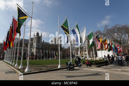 Drapeaux de pays du Commonwealth en volant la place du Parlement, le centre de Londres avant la réunion des chefs de gouvernement du Commonwealth (CHOGM) le lundi. Banque D'Images