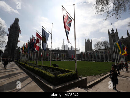 Drapeaux de pays du Commonwealth en volant la place du Parlement, le centre de Londres avant la réunion des chefs de gouvernement du Commonwealth (CHOGM) le lundi. Banque D'Images