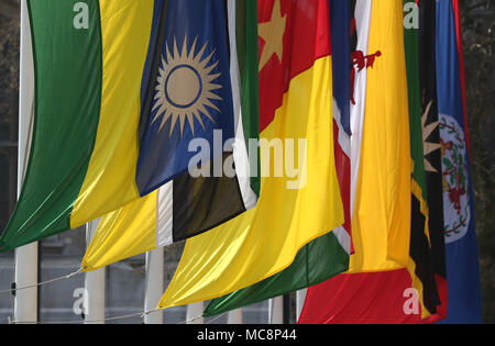 Drapeaux de pays du Commonwealth en volant la place du Parlement, le centre de Londres avant la réunion des chefs de gouvernement du Commonwealth (CHOGM) le lundi. Banque D'Images