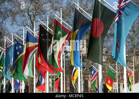 Drapeaux de pays du Commonwealth en volant la place du Parlement, le centre de Londres avant la réunion des chefs de gouvernement du Commonwealth (CHOGM) le lundi. Banque D'Images