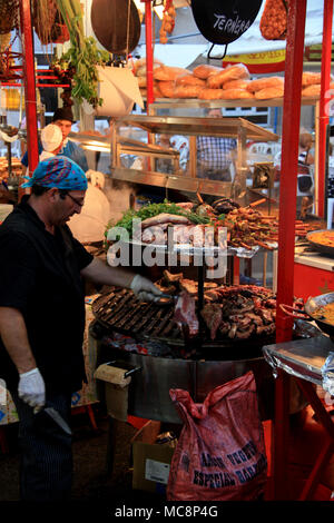 Chef de préparer des aliments pour les milliers de visiteurs à l'aire de restauration cale à l'Hogueras de San Juan Festival à Alicante, Espagne Banque D'Images