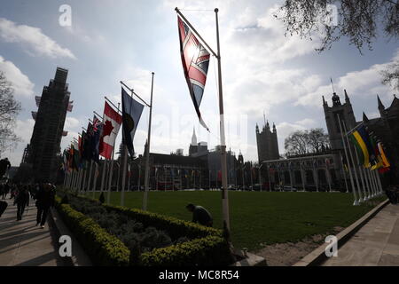 Drapeaux de pays du Commonwealth en volant la place du Parlement, le centre de Londres avant la réunion des chefs de gouvernement du Commonwealth (CHOGM) le lundi. Banque D'Images