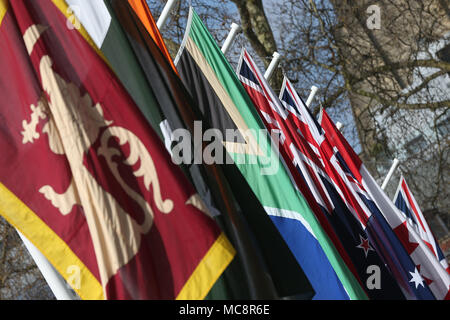 Drapeaux de pays du Commonwealth en volant la place du Parlement, le centre de Londres avant la réunion des chefs de gouvernement du Commonwealth (CHOGM) le lundi. Banque D'Images