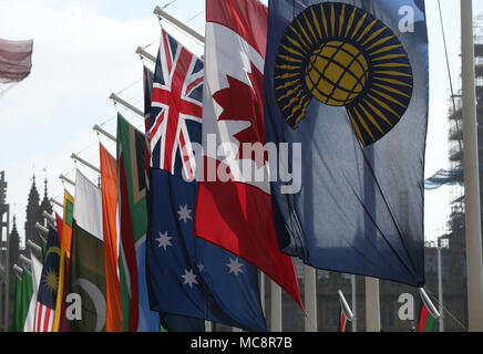 Drapeaux de pays du Commonwealth en volant la place du Parlement, le centre de Londres avant la réunion des chefs de gouvernement du Commonwealth (CHOGM) le lundi. Banque D'Images