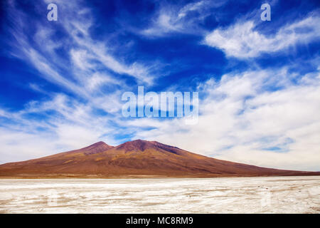 Uyuni. Vue imprenable sur le volcan. Les plus belles Andes de l'Amérique du Sud Banque D'Images