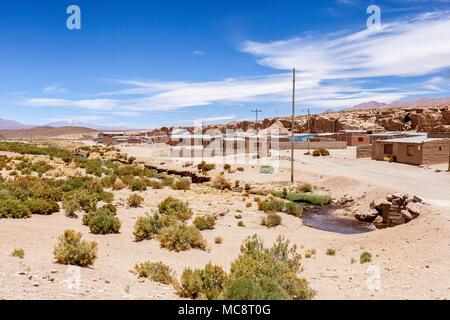 Uyuni. Vue imprenable sur le village. Les plus belles Andes de l'Amérique du Sud Banque D'Images