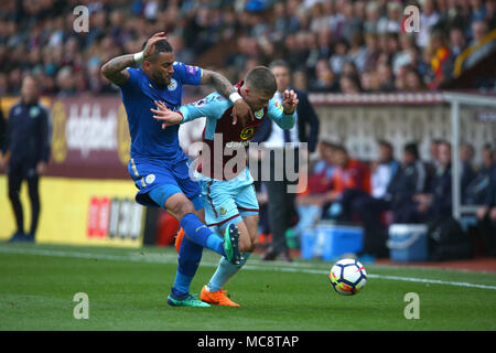 Leicester City's Danny Simpson (à gauche) les défis du Burnley Johann Berg Gudmundsson, droite, au cours de la Premier League match à Turf Moor, Burnley. Banque D'Images