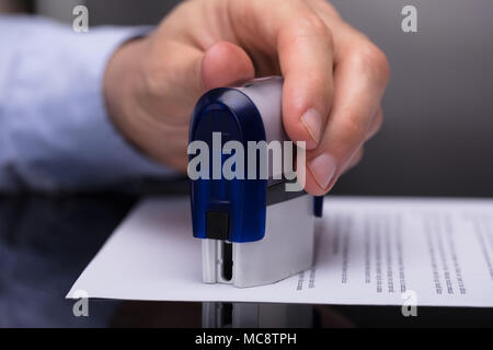 Close-up de la main de l'homme d'affaires Document d'estampage Banque D'Images