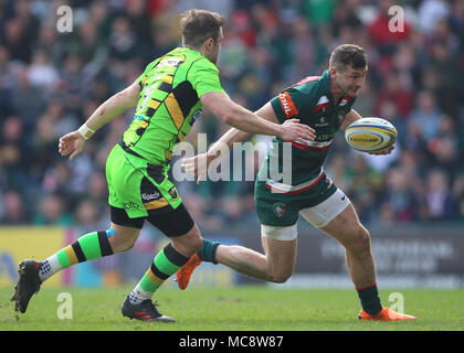 Leicester Tigers Jonny peut (à droite) et Stephen Myler Northampton Saints au cours de l'Aviva Premiership match à Welford Road, Leicester. Banque D'Images