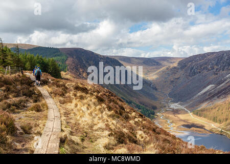 Les randonneurs à pied sur l'ascension de la première crête Spinc sur les spectaculaires Glendalough et Glenealo dans les vallées du Parc National des Montagnes de Wicklow Banque D'Images