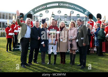 Jockey gagnant Davy Russell, propriétaire Michael O'Leary (à gauche) et formateur Gordon Elliott (deuxième à gauche) après avoir remporté le Grand National Handicap Santé Randox Chase avec Tiger Grand rouleau lors de la Journée nationale de la Santé 2018 Randox Grand National à Aintree Hippodrome Festival, Liverpool. Banque D'Images