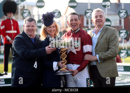 Jockey gagnant Davy Russell, propriétaire Michael O'Leary (droite), formateur Gordon Elliott (à gauche) et Anita O'Leary après avoir remporté le Grand National Handicap Santé Randox Chase avec Tiger Grand rouleau lors de la Journée nationale de la Santé 2018 Randox Grand National à Aintree Hippodrome Festival, Liverpool. Banque D'Images