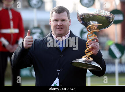 Formateur gagnante Gordon Elliott après avoir remporté le Grand National Handicap Santé Randox Chase avec Tiger Grand rouleau lors de la Journée nationale de la Santé 2018 Randox Grand National à Aintree Hippodrome Festival, Liverpool. Banque D'Images