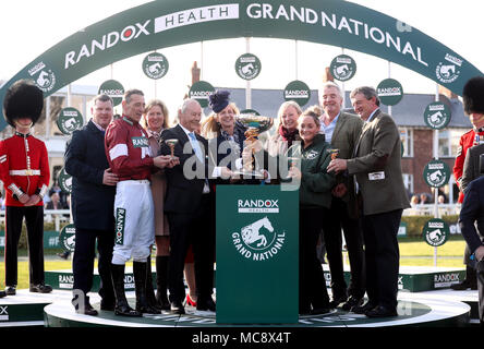 Jockey gagnant Davy Russell, propriétaire Michael O'Leary et formateur Gordon Elliott après avoir remporté le Grand National Handicap Santé Randox Chase avec Tiger Grand rouleau lors de la Journée nationale de la Santé 2018 Randox Grand National à Aintree Hippodrome Festival, Liverpool. Banque D'Images