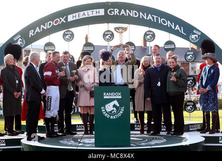 Jockey gagnant Davy Russell, propriétaire Michael O'Leary et formateur Gordon Elliott après avoir remporté le Grand National Handicap Santé Randox Chase avec Tiger Grand rouleau lors de la Journée nationale de la Santé 2018 Randox Grand National à Aintree Hippodrome Festival, Liverpool. Banque D'Images