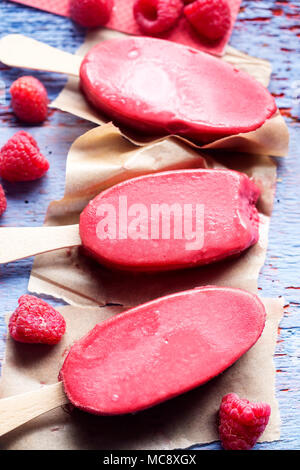 Sucettes glacées smoothie aux framboises Banque D'Images