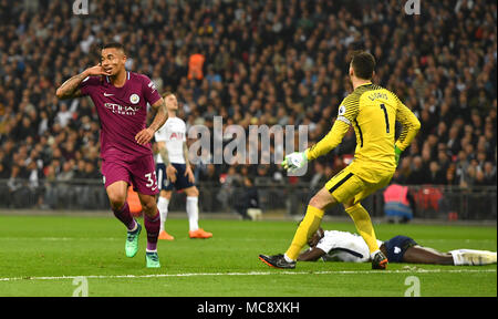 Manchester City's Gabriel Jésus fête marquant son premier but de côtés du jeu pendant le premier match de championnat au stade de Wembley, Londres. Banque D'Images