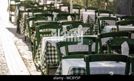 Athènes, Grèce. Taverne traditionnelle grecque tables et chaises vides à l'extérieur à Plaka. Banque D'Images