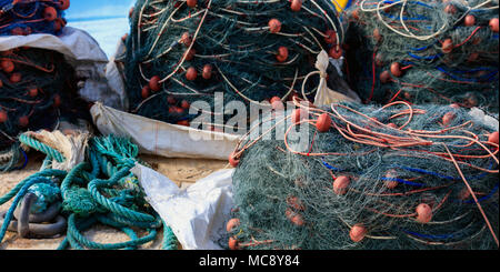 Des piles de filets de pêche au port de Marsaxlokk, Malte Banque D'Images