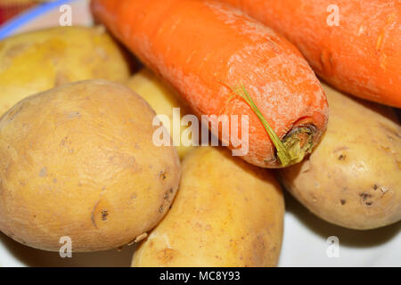 Close up de pommes de terre bouillies et les carottes Banque D'Images