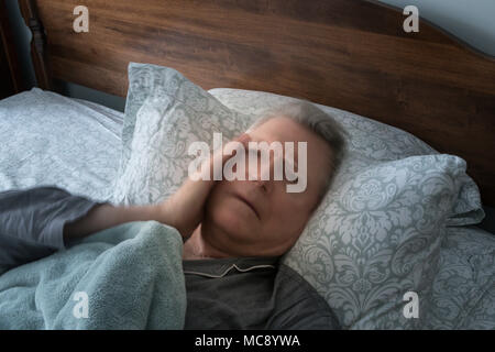 Man Wide Awake inquiétant au lit, USA Banque D'Images