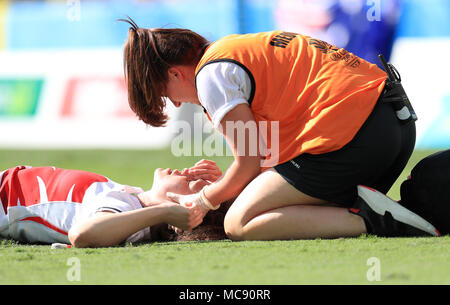 L'Angleterre Emily Scarratt reçoit un traitement pour une blessure à la féminine de rugby à sept pour la médaille de bronze contre le Canada à la Robina Stade pendant onze jours des Jeux du Commonwealth de 2018 dans la Gold Coast, en Australie. Banque D'Images