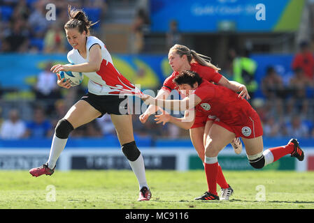 Canada's Brittany Benn (centre) s'attaque à l'Angleterre Emily Scarratt (gauche) la féminine de rugby à sept pour la médaille de bronze au Robina Stade pendant onze jours de la 2018 Jeux du Commonwealth à la Gold Coast, Australie. Banque D'Images