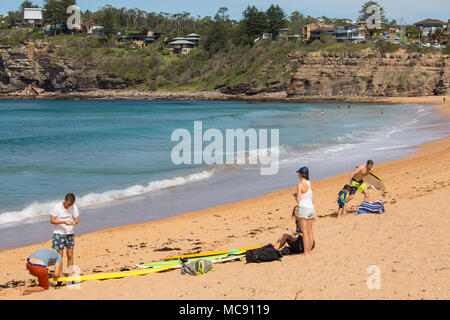 Les surfeurs sur la plage d'Avalon à Sydney, Australie Banque D'Images