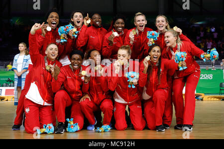 L'équipe d'Angleterre netball femmes célébrer avec leurs médailles d'Coomera Indoor Sports Center pendant onze jours de la 2018 Jeux du Commonwealth à la Gold Coast, Australie. Banque D'Images