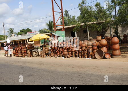 La poterie à vendre dans les rues de venir au Bénin Banque D'Images