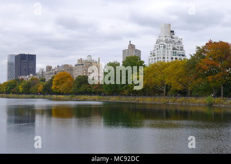 Des rangées d'arbres et de bâtiments par le réservoir de Central Park à New York Banque D'Images