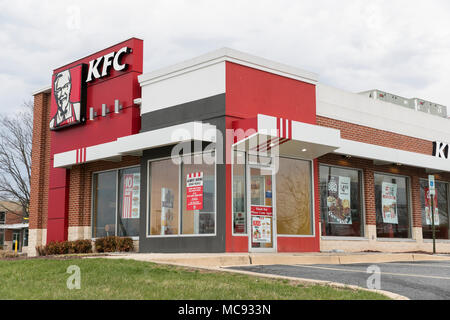 Un logo affiche à l'extérieur d'un KFC (Kentucky Fried Chicken) fast food restaurant location à Ellicott City, Maryland le 13 avril 2018. Banque D'Images