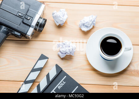 L'industrie du film - des objets sur des planches en vue de dessus - clapper, appareil photo et feuilles de script chiffonné Banque D'Images