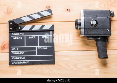 Caméscope vidéo Clapper et Vintage se trouve sur les planches de bois clair Banque D'Images