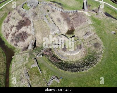 Des photos aériennes de Sandel Château à Wakefield au Royaume-Uni, les ruines du château d'avoir un fossé entourant le parc du château, c'est aussi couvert dans l'herbe verte Banque D'Images