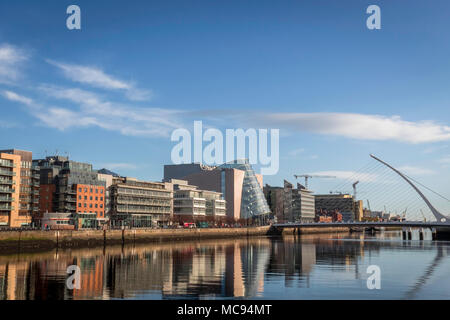 Dublin North Quays sur une journée de printemps ensoleillée Banque D'Images