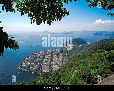 Rio de Janeiro, Brésil 2012 avril : Il est célèbre pour les plages de Copacabana et Ipanema et pour le Pain de Sucre, une colline de granit avec le câble Banque D'Images