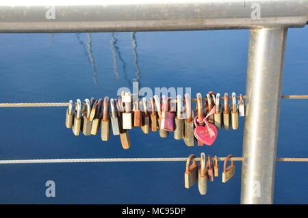 Des couples attirés par un verrou pour l'éternité qui est suspendu à la clôture et se penche sur la mer Adriatique Banque D'Images