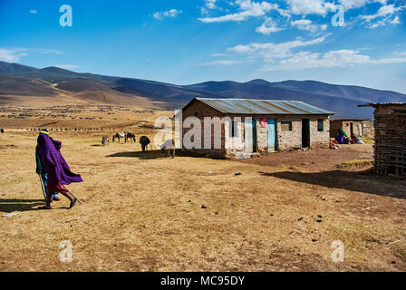 Maison isolée et la marche à pied dans les hautes terres de Masai Cratère Tanzanie montagne Banque D'Images