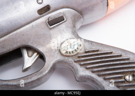 Un Italien Alcedo Hydra au fusil-harpon pneumatique fait probablement dans les années 1960. Photo montre le détail du trigger, cran de sécurité et logo. Dorset England UK Banque D'Images