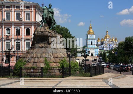 Monument de Bohdan Khmelnytsky et le monastère Saint-michel-au-Dôme-dor à Kiev, Ukraine Banque D'Images