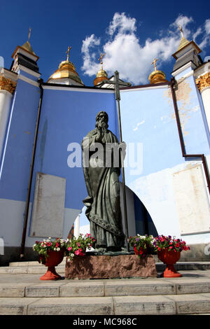 Statue de Saint Michel en face de la cathédrale Saint-Michel-au-Dôme-dor au motif de la monastère Saint-michel-au-Dôme-dor à Kiev, Ukraine Banque D'Images