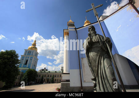 Statue de Saint Michel, à l'intérieur des murs de la monastère Saint-michel-au-Dôme-dor à Kiev - le grand clocher en arrière-plan Banque D'Images