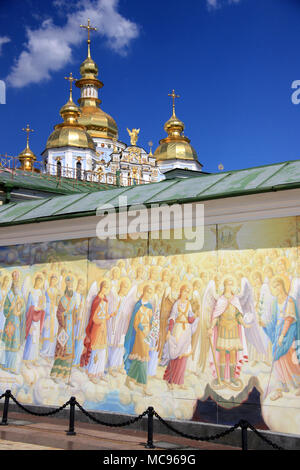 À fresque les murs extérieurs du monastère Saint-michel-au-Dôme-dor à Kiev, Ukraine Banque D'Images