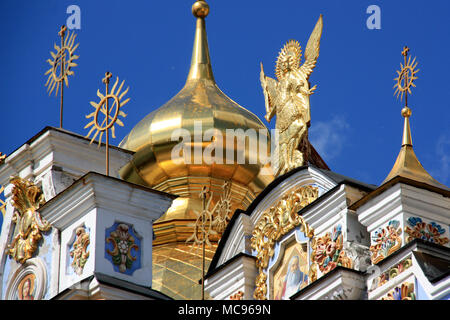 Statue de l'Archange Michael à la cathédrale Saint-Michel-au-Dôme-dor au motif de la monastère Saint-michel-au-Dôme-dor à Kiev, Ukraine Banque D'Images