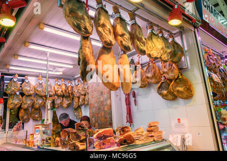 Valencia, Espagne - 24 Février 2018 : Jambons accroché au marché central de Valence, Espagne Banque D'Images